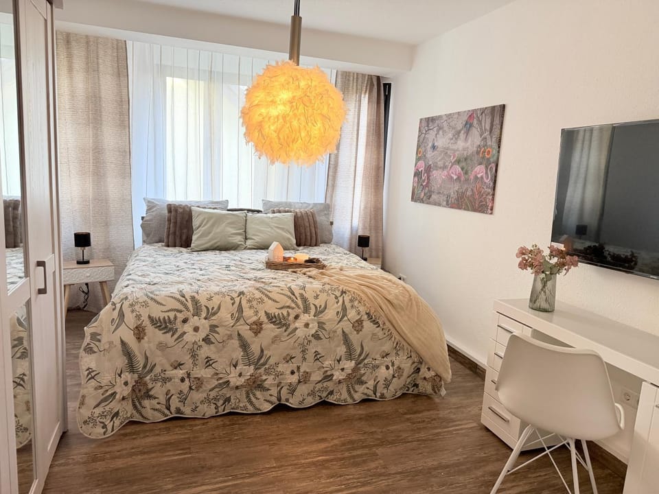Bed, TV and multimedia, Photo of the whole room, Bedroom