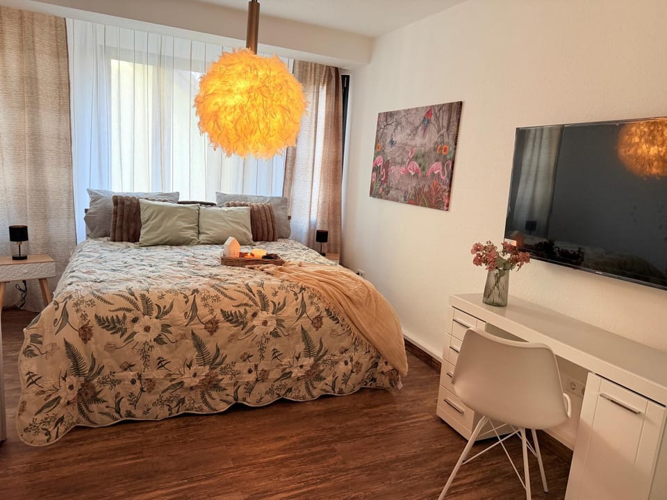 Bed, TV and multimedia, Photo of the whole room, Evening entertainment, Bedroom