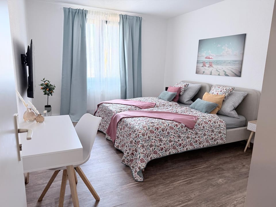 TV and multimedia, Photo of the whole room, Bedroom