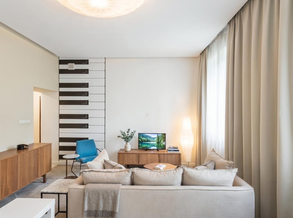 Bed, Living room, Photo of the whole room, Seating area, Bedroom