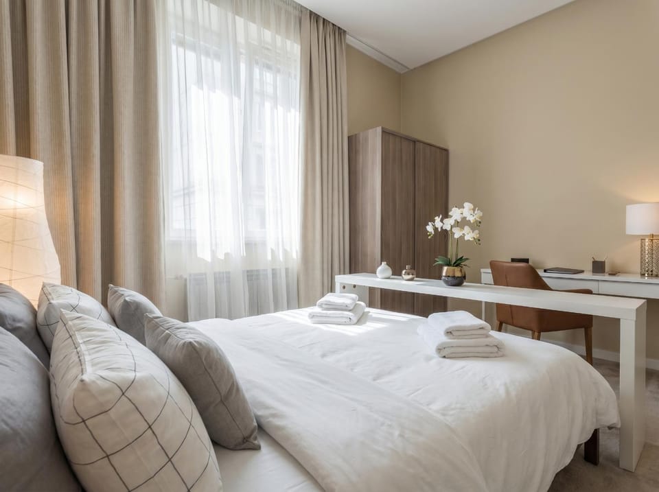Bed, Living room, Photo of the whole room, Seating area, Bedroom, towels