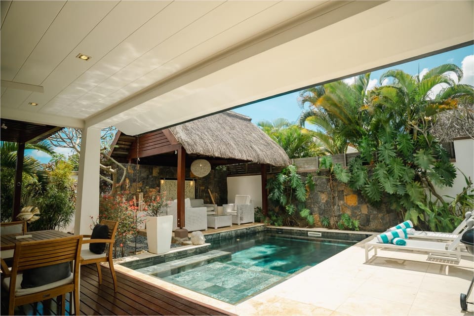 Patio, Day, Natural landscape, Garden, Hot Tub, Swimming pool, sunbed