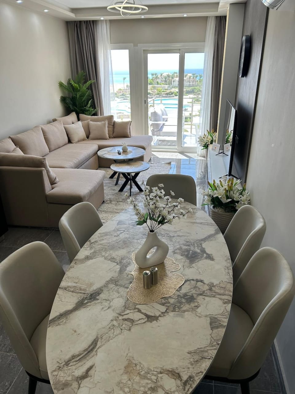 TV and multimedia, Living room, Seating area, Dining area