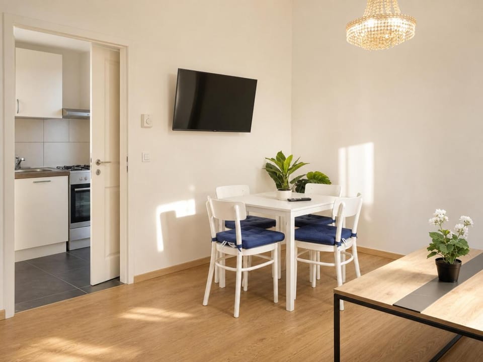 TV and multimedia, Seating area, Dining area, oven, stove