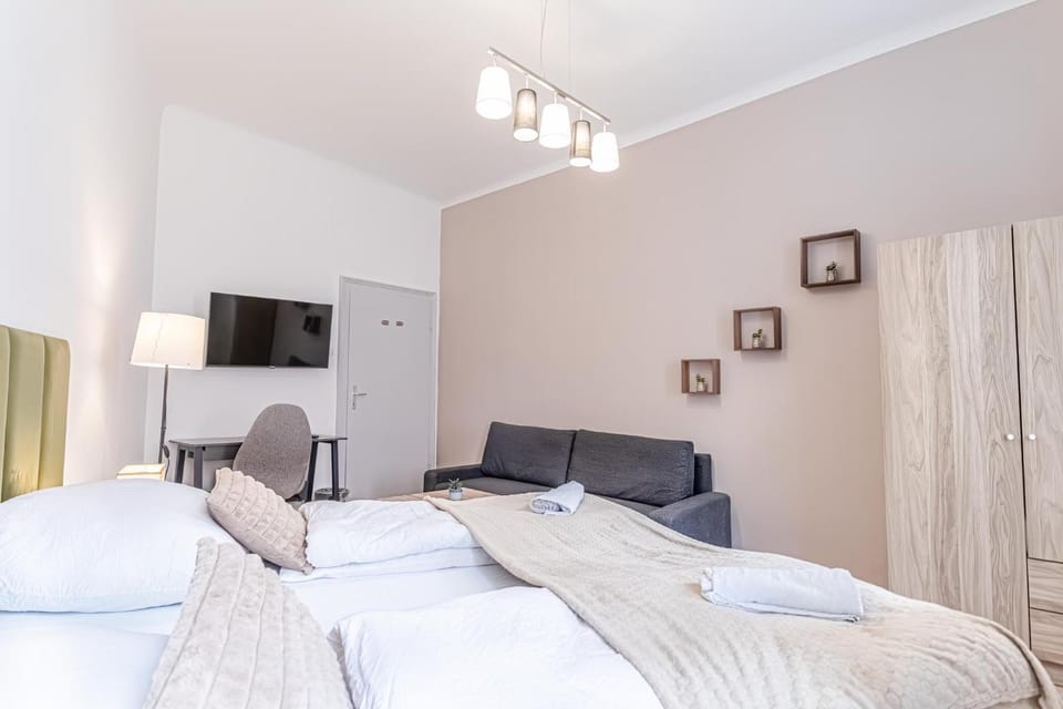 Bed, TV and multimedia, Bedroom