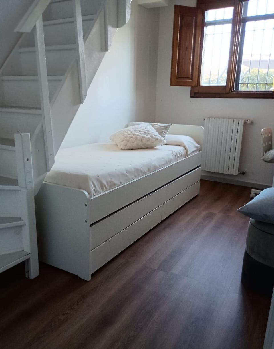 Bed, Photo of the whole room