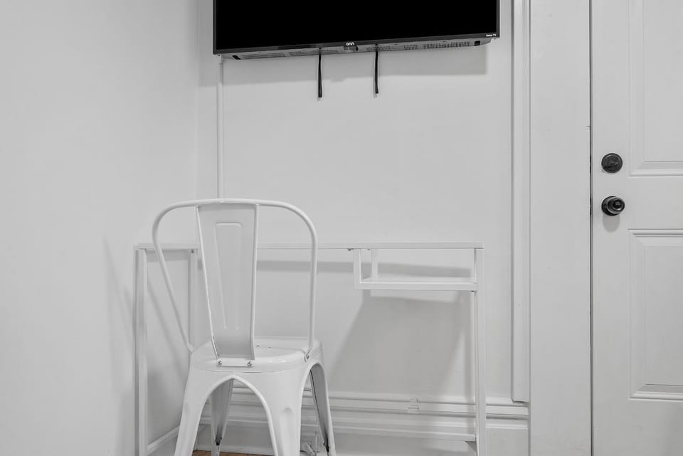 Pittsburgh Shadyside 1E Bright and Modern Private Bedroom with Shared Bathroom Vacation rental in Shadyside