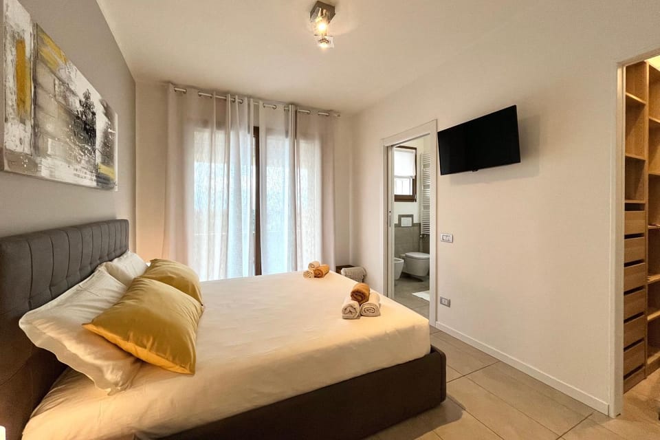 Bed, TV and multimedia, Photo of the whole room, Evening entertainment, Bedroom, wardrobe