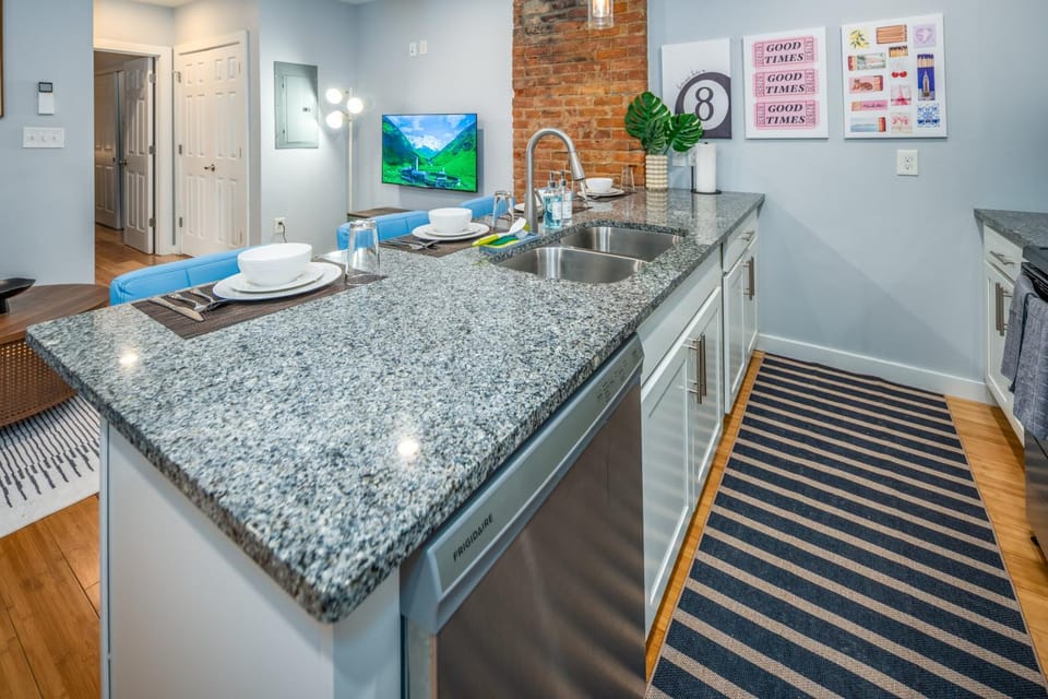 TV and multimedia, Kitchen or kitchenette, dishwasher, oven, stove