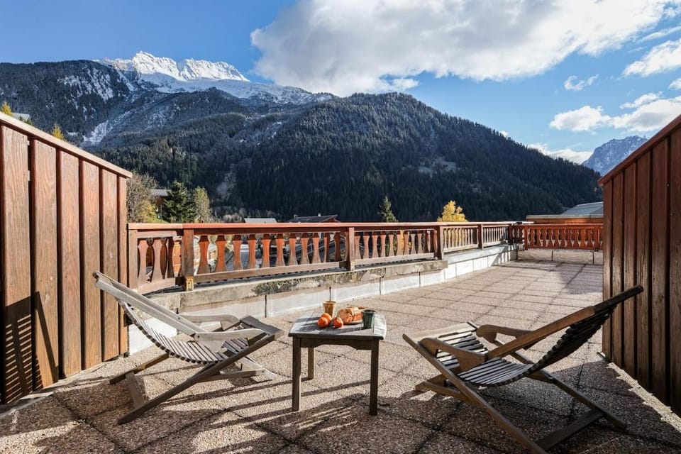 Patio, Nearby landmark, Spring, Day, Natural landscape, View (from property/room), Balcony/Terrace, Dining area, Mountain view