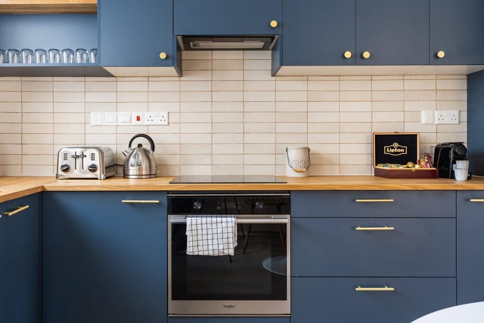 Coffee/tea facilities, Kitchen or kitchenette, stove, toaster