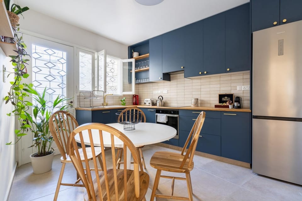 Coffee/tea facilities, Kitchen or kitchenette, Dining area, oven, stove, toaster