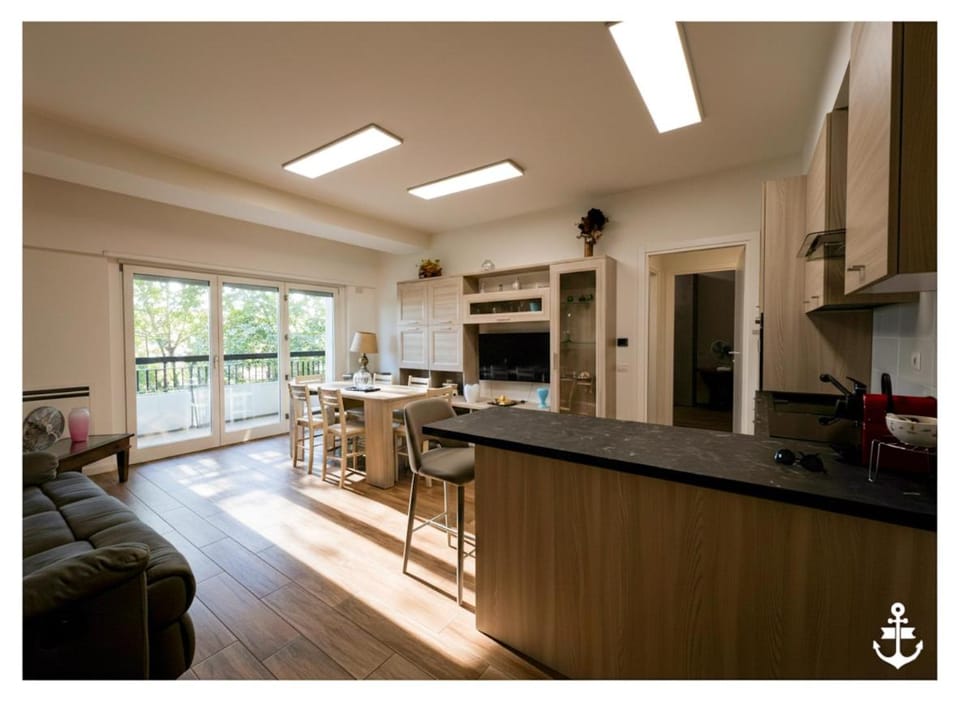 TV and multimedia, Kitchen or kitchenette, Seating area