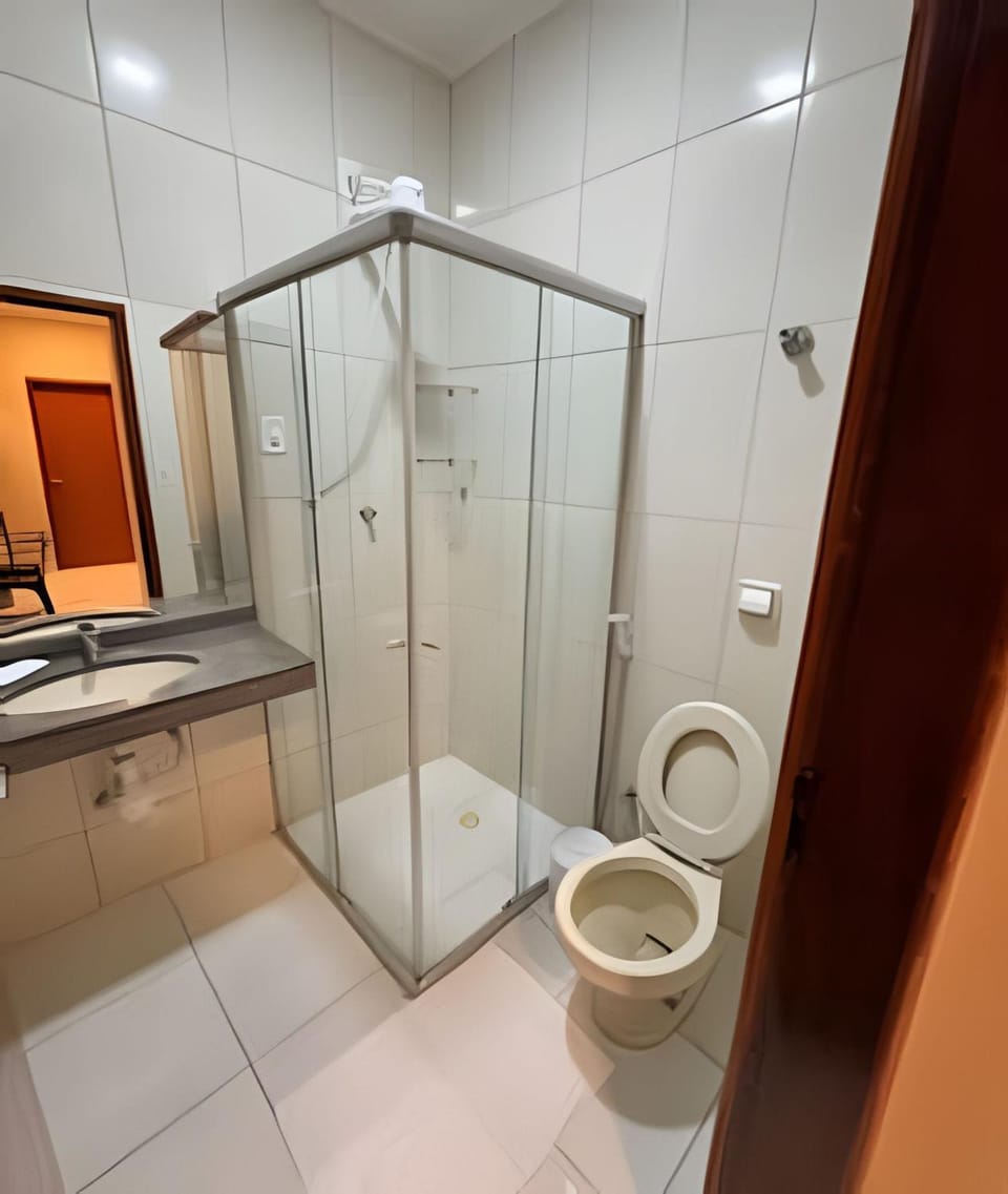 Shower, Toilet