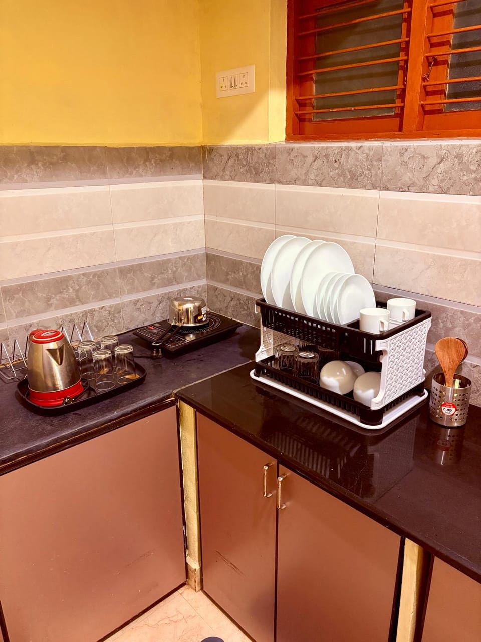 Coffee/tea facilities, Kitchen or kitchenette, stove