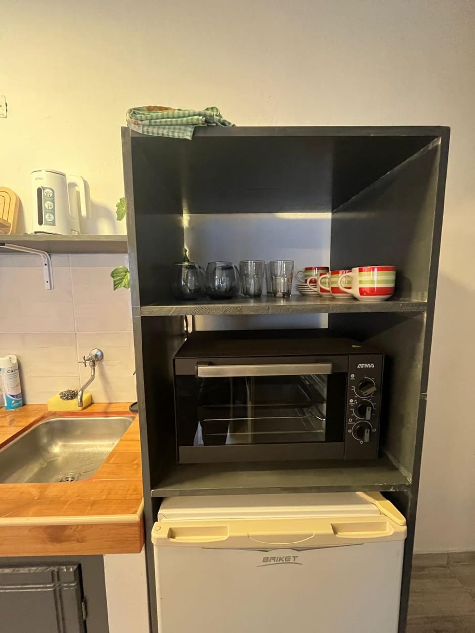 Kitchen or kitchenette, oven