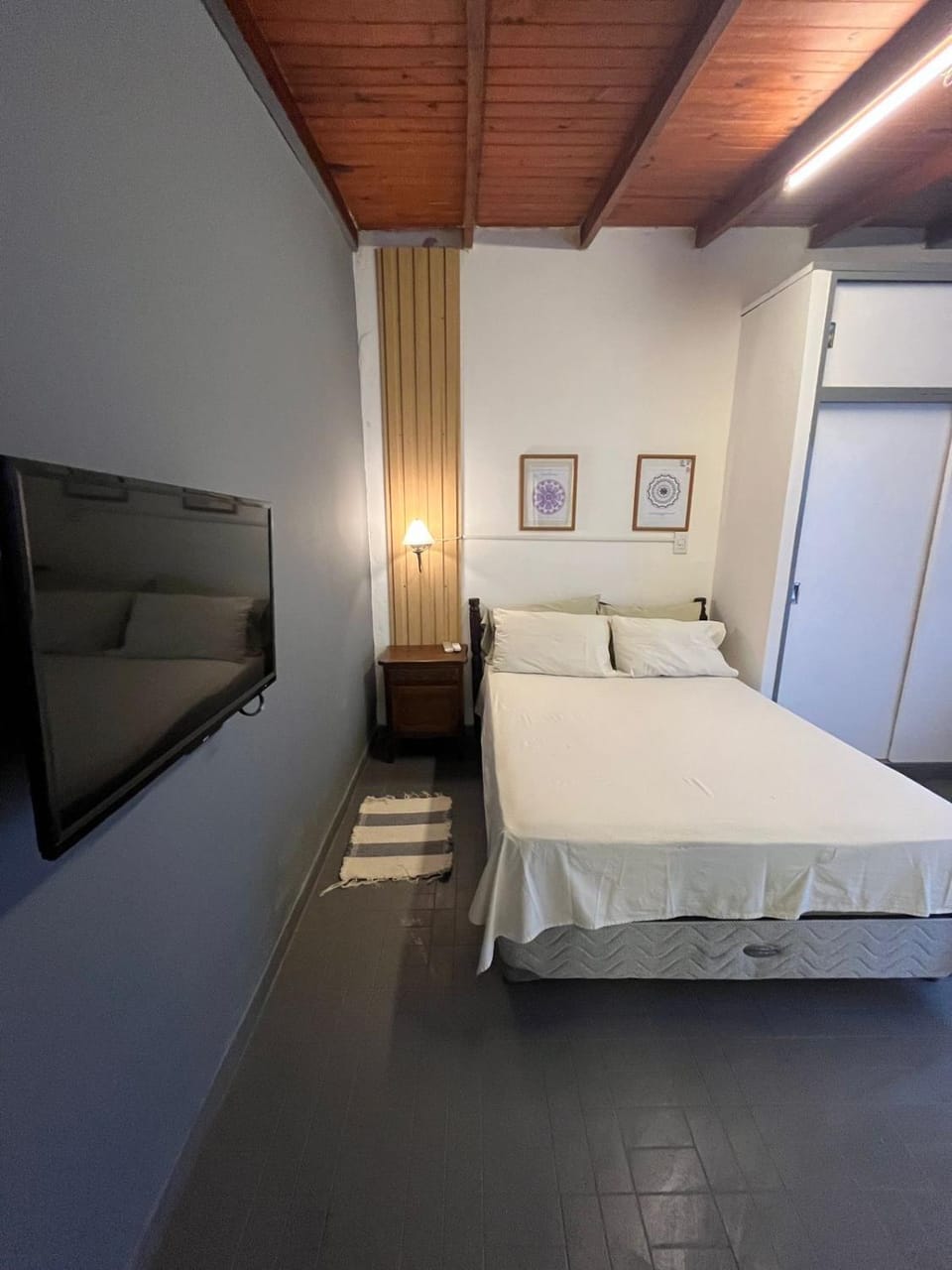 Bed, TV and multimedia, Photo of the whole room, Bedroom