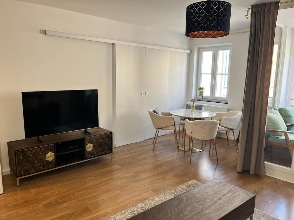 TV and multimedia, Living room, Dining area