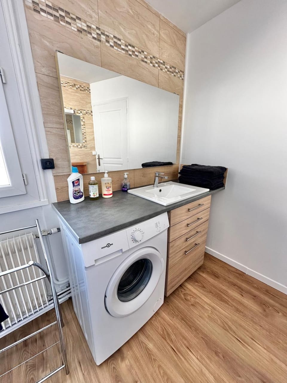 Bathroom, washing machine