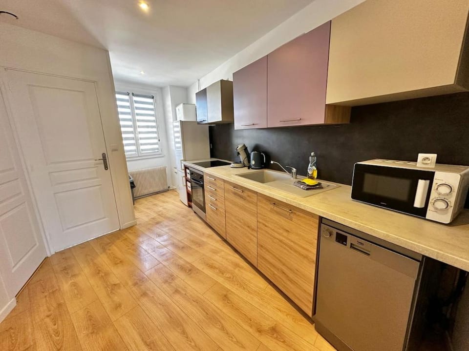 Coffee/tea facilities, Kitchen or kitchenette, dishwasher, microwave, oven, stove