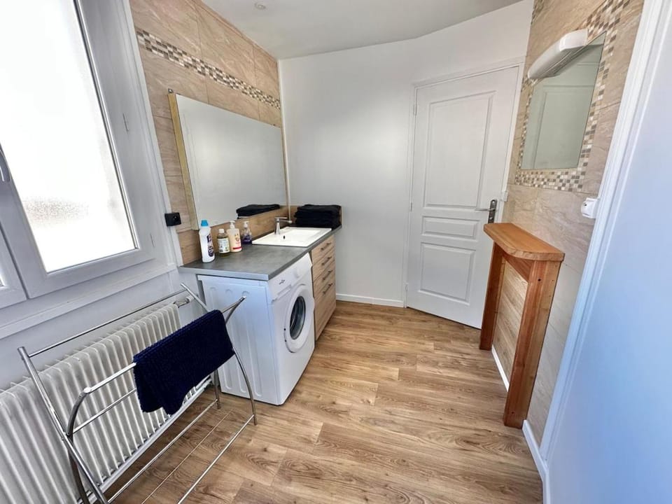 Bathroom, washing machine