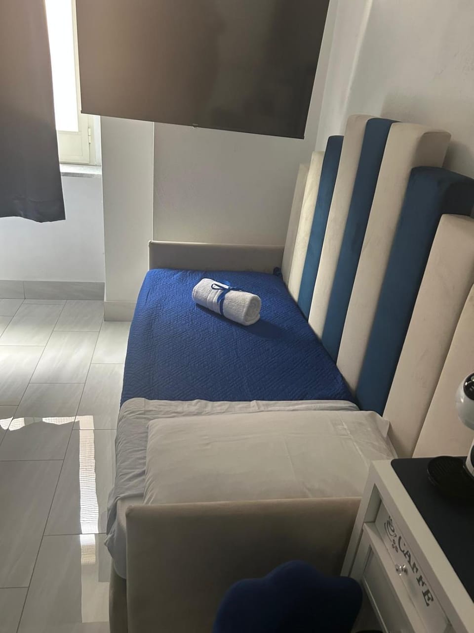 Bed, towels