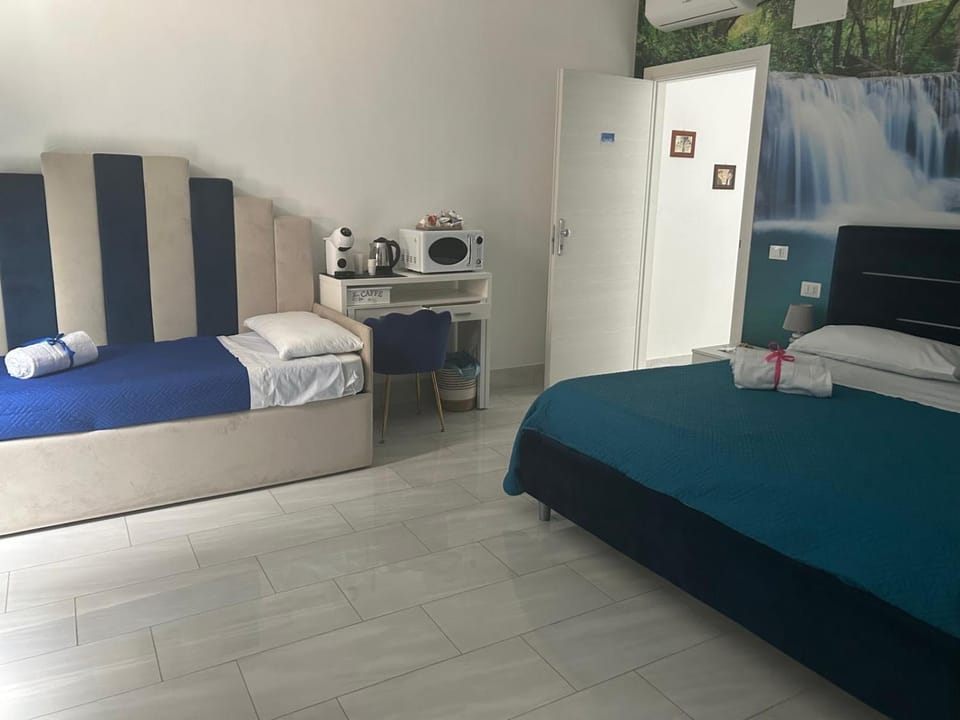 Bed, Bedroom, Breakfast, towels