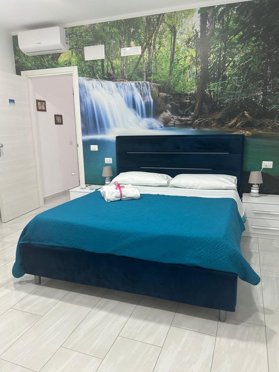 Bed, Bedroom, towels