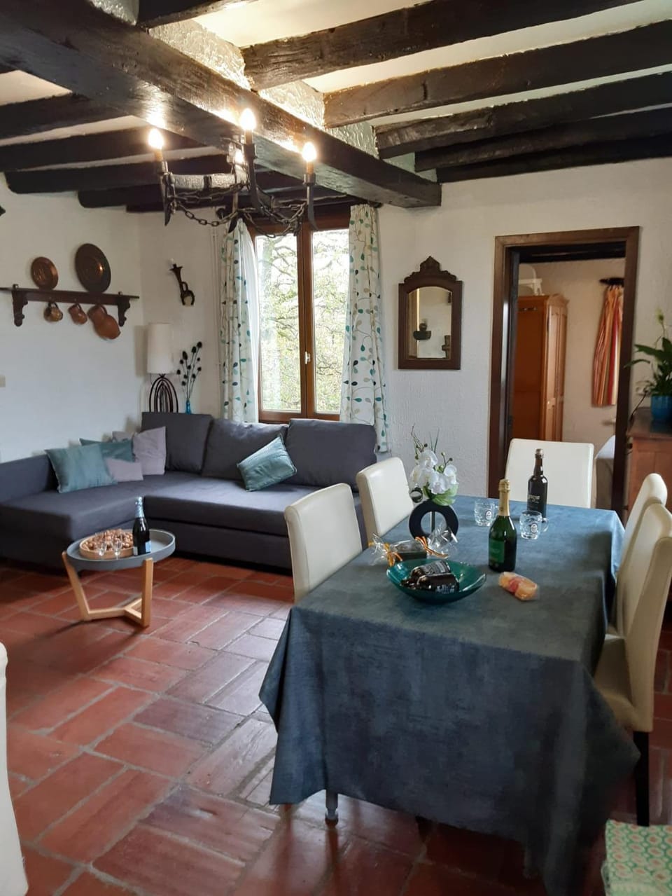 Communal lounge/ TV room, Living room, Seating area, internet