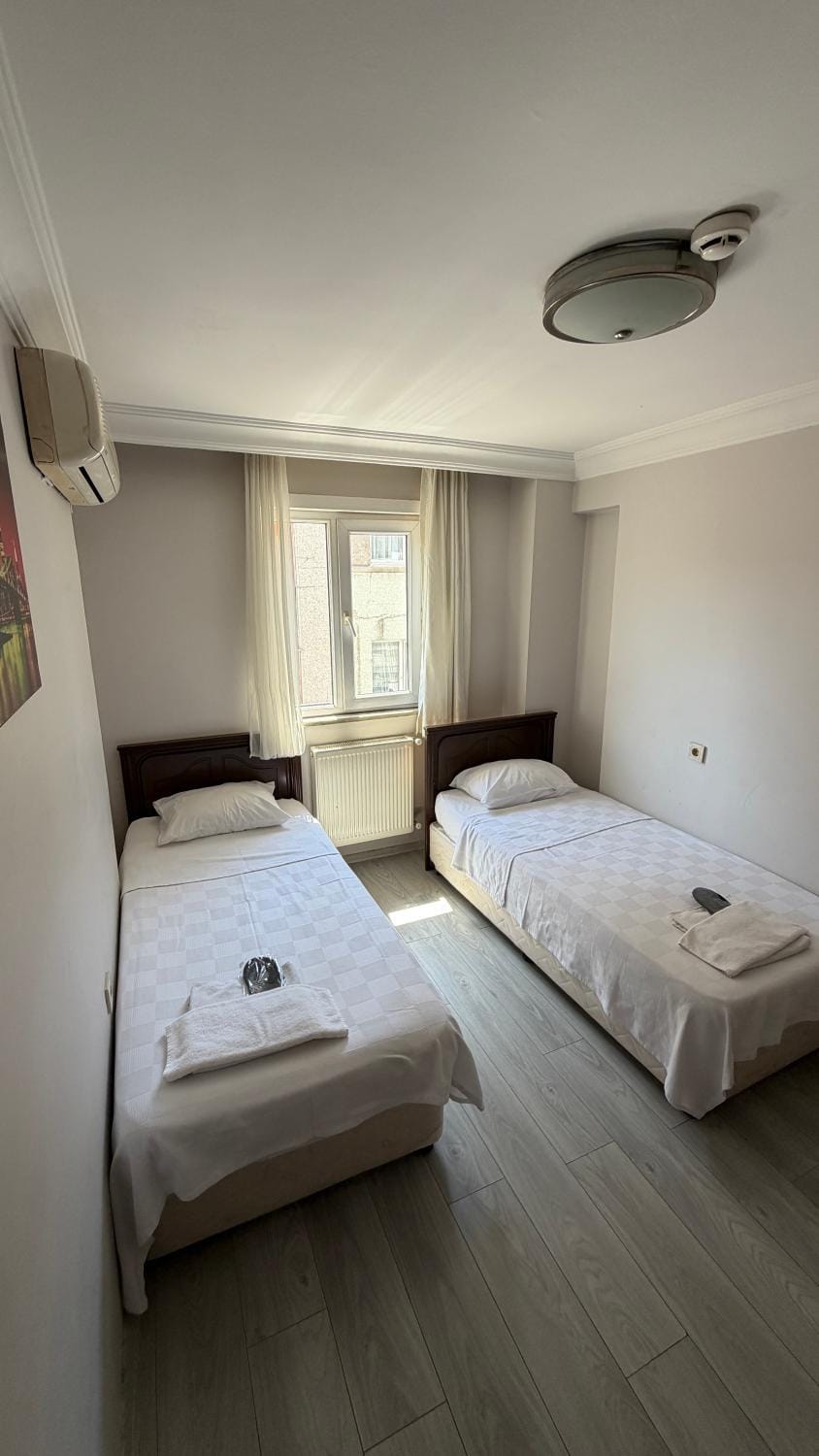 Bed, Photo of the whole room, towels, air conditioner
