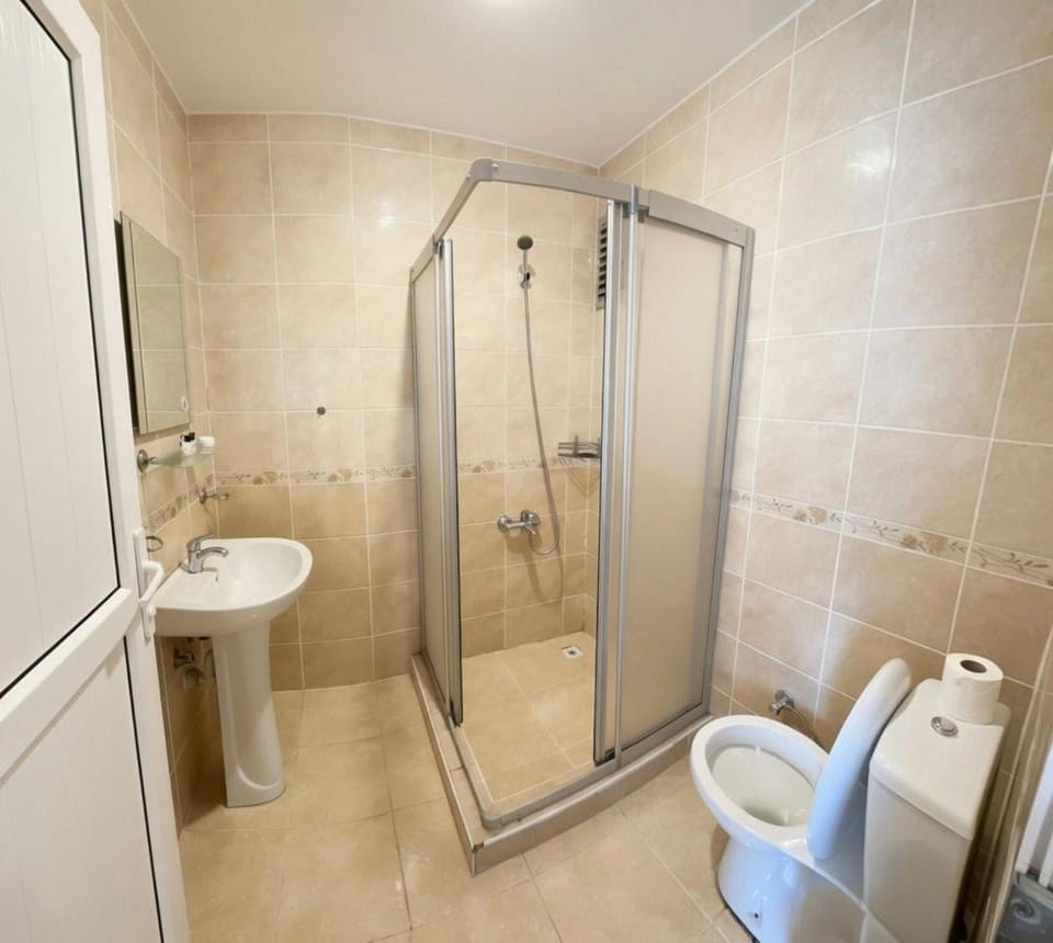 Shower, Toilet, Bathroom, towels