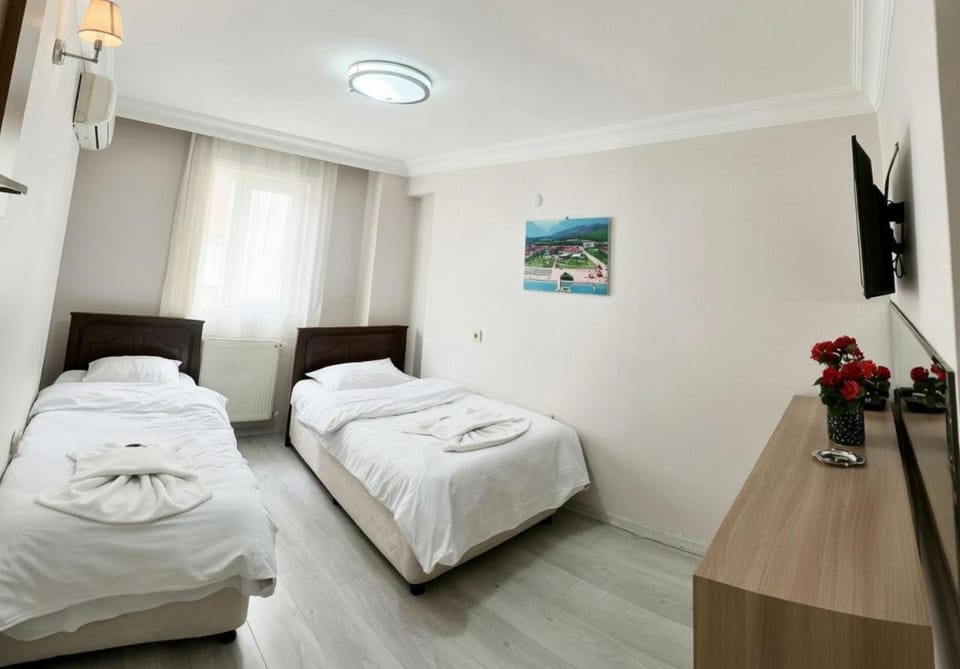 Bed, TV and multimedia, Photo of the whole room, Bedroom, towels