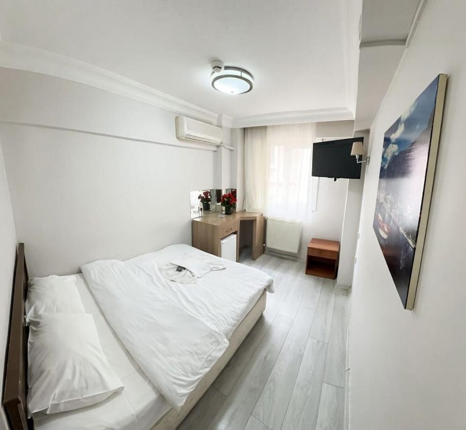 Communal lounge/ TV room, Bed, TV and multimedia, Photo of the whole room, Bedroom, towels, air conditioner