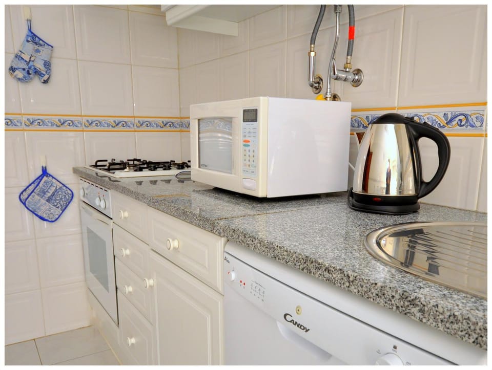 Coffee/tea facilities, Kitchen or kitchenette, Dining area