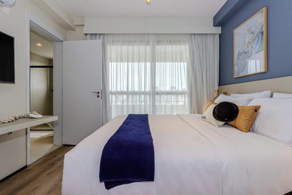Bed, Day, TV and multimedia, Balcony/Terrace, Photo of the whole room, Decorative detail, Bedroom