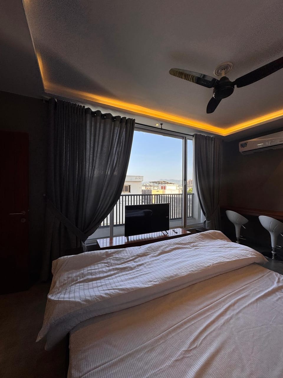 Bed, TV and multimedia, Bedroom, Street view