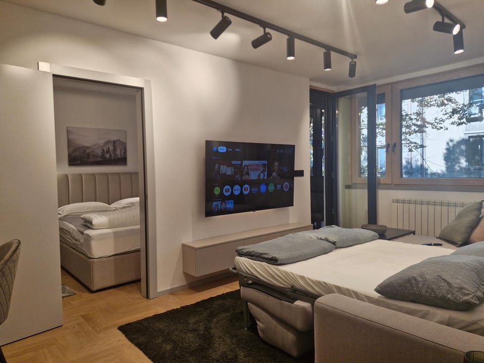 Bed, TV and multimedia, Bedroom
