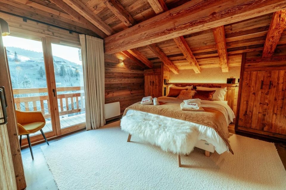 Photo of the whole room, Bedroom, towels
