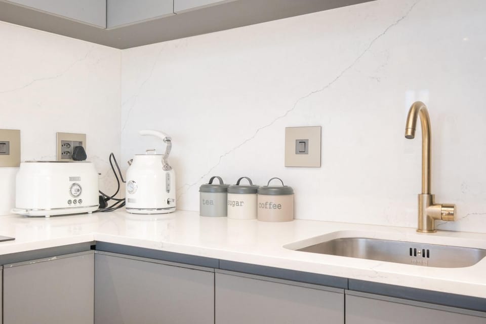 Zeeland Pier 1001 - 2 Bedroom Lux Penthouse with Mountain Views Apartment in Cape Town