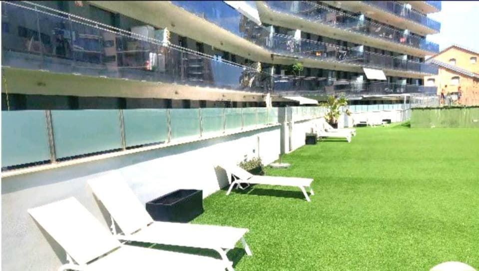 Ideal for families on the beach in Barcelona with a pool Apartment in Badalona