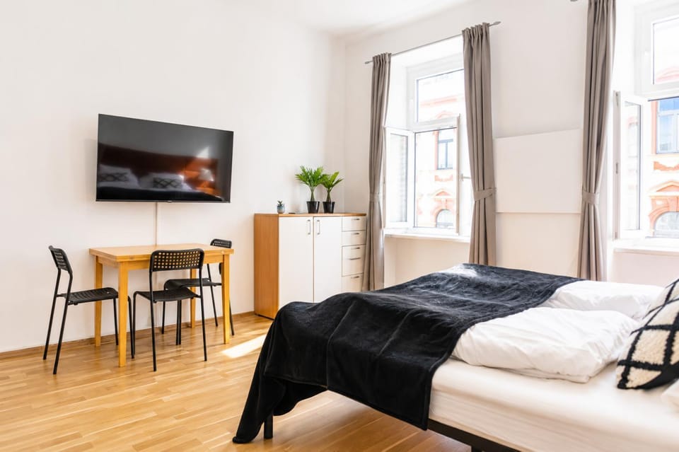 Bed, TV and multimedia, Seating area, Bedroom, towels