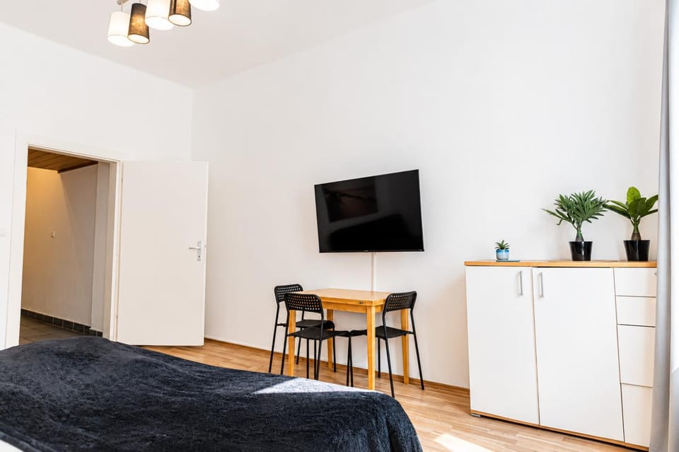 Bed, TV and multimedia, Kitchen or kitchenette, Seating area, Dining area, Bedroom, oven
