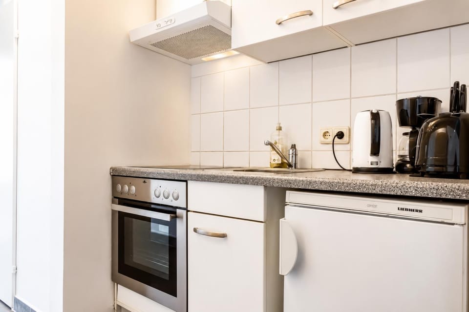 Coffee/tea facilities, Kitchen or kitchenette, oven, stove