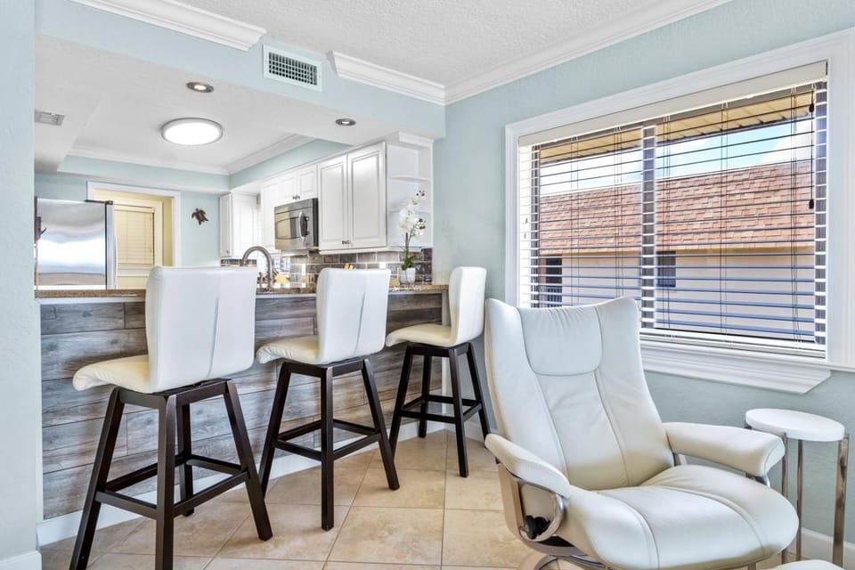 Kitchen or kitchenette, Seating area, Dining area