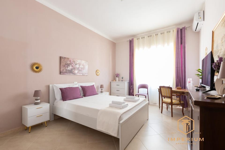 Bed, TV and multimedia, Photo of the whole room, Seating area, Bedroom, towels