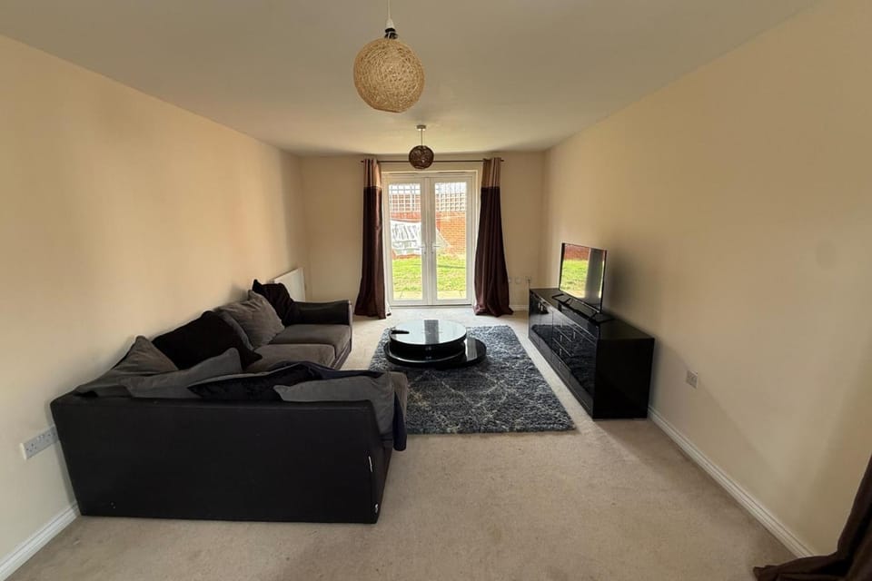 4 Bedroom house Sleeps 8 - Free Parking - Garden House in Aylesbury