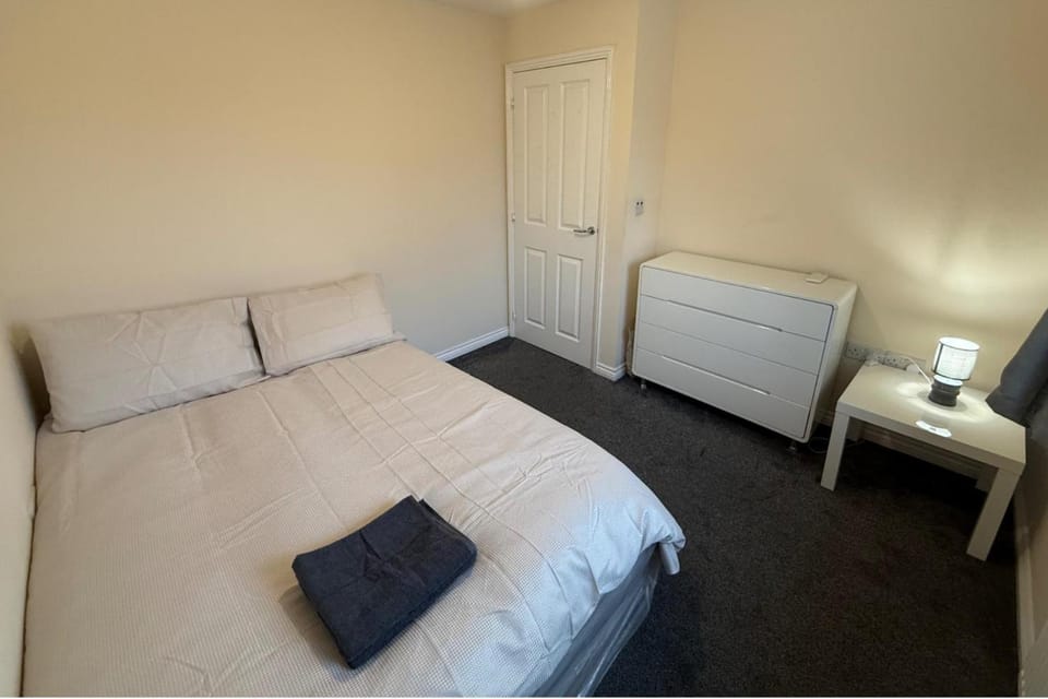 4 Bedroom house Sleeps 8 - Free Parking - Garden House in Aylesbury