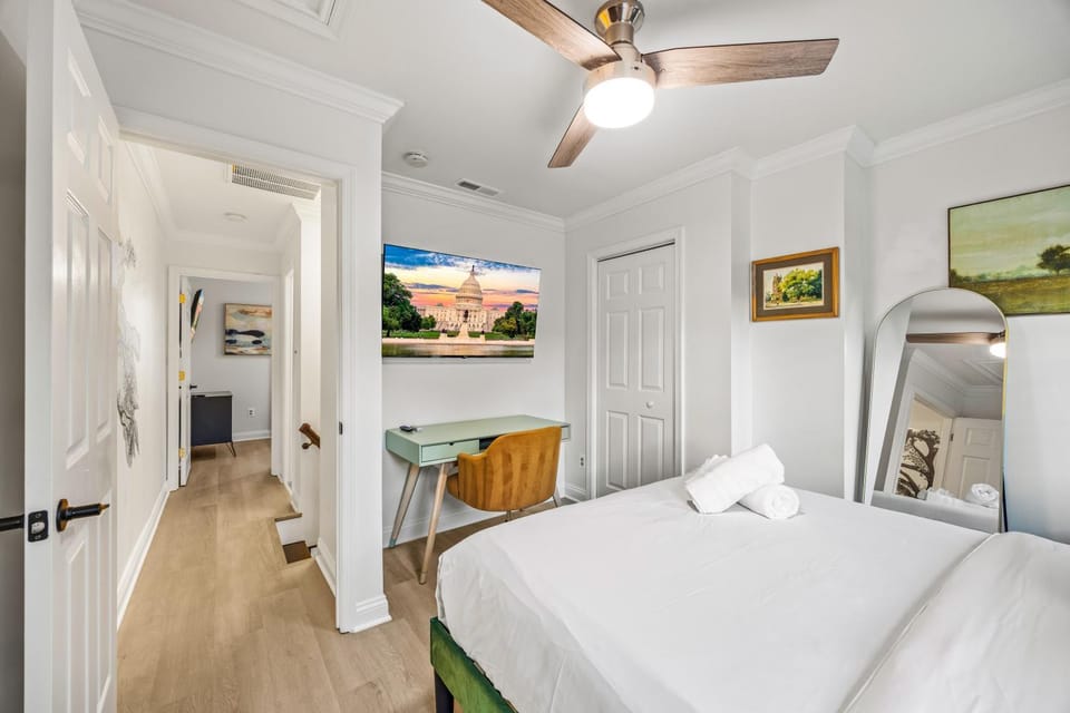 Bed, TV and multimedia, Photo of the whole room, Bedroom, fireplace, air conditioner