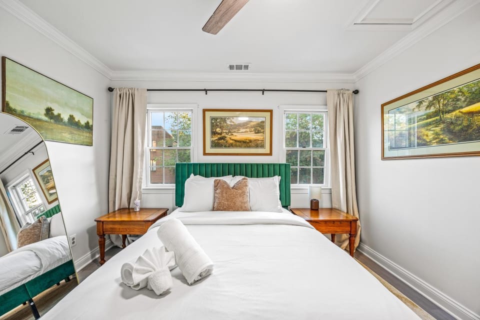 Bed, Photo of the whole room, Decorative detail, Bedroom