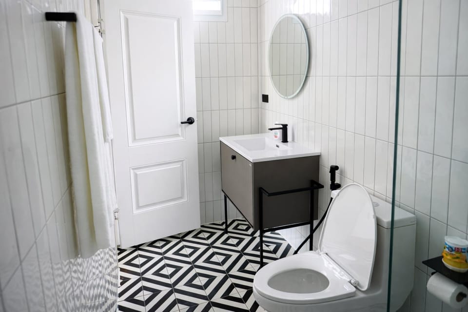 Toilet, Bathroom, towels